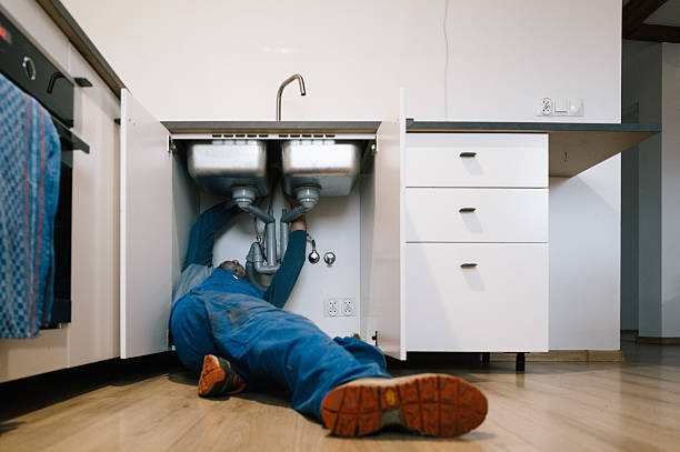 Professional Plumbing technician working in Cascadia, OR